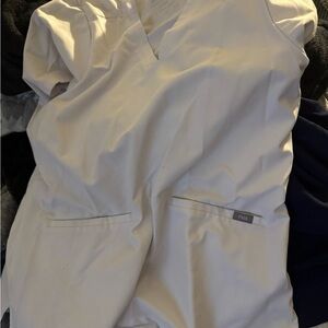 Casma Three-Pocket Scrub Top Figs White